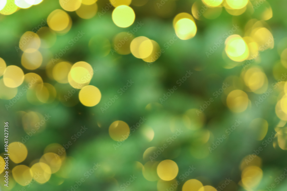 Obraz premium Blurred view of golden Christmas lights on green background. Bokeh effect