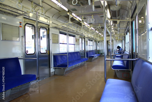 Cuadro en lienzo 青いロングシートと扇風機が特徴的なレトロな電車の車内