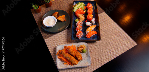 sushi delicioso, linda foto de sushi com variedades, salmão delicioso, sobremesa com sushi, pratos lindos camarão empanado (Delicious sushi, beautiful photo of sushi with various options, delicious)