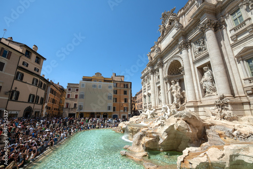 Foto Tourists Gathering Around the Trevi Fountain on a Summer Day - Rome, Italy