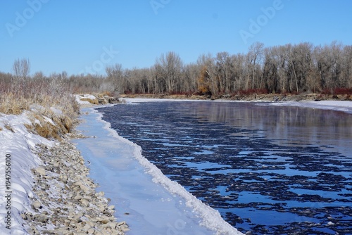 Schilderij op canvas A view of the Snake river in Idaho with partly frozen water and snow