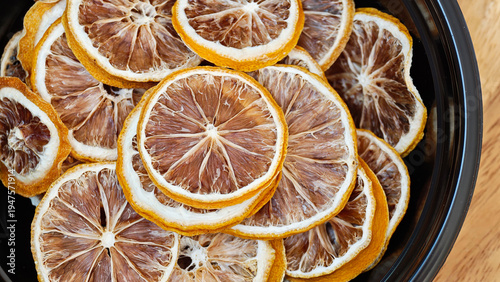 Canvastavla Dried lemon slices in black bowl