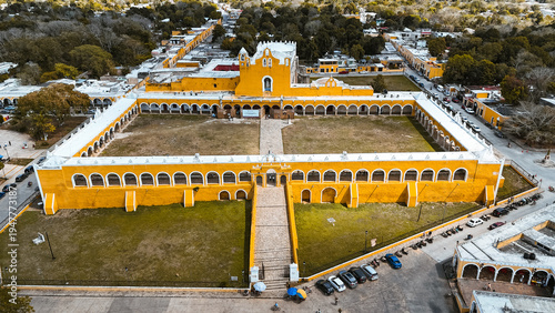 Iglesia Pueblo Magico Izamal tomado con dron