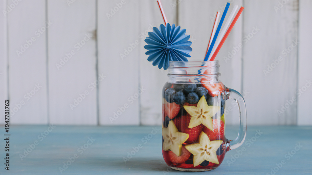 Naklejka premium Patriotic star shaped ice cubes in a mason jar