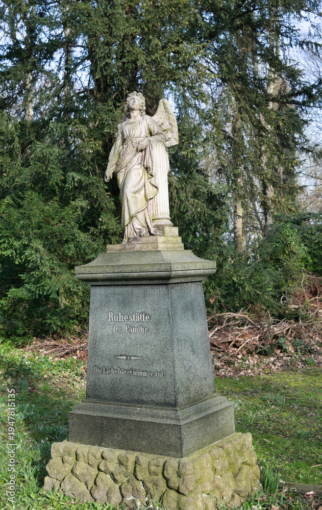 Obraz premium Schöner Engel auf einem Sockel auf einem Friedhof in Unna