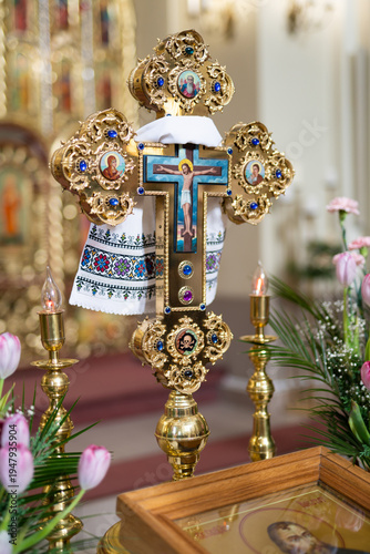 Fotografie Ornate golden altar cross with a traditional embroidered towel