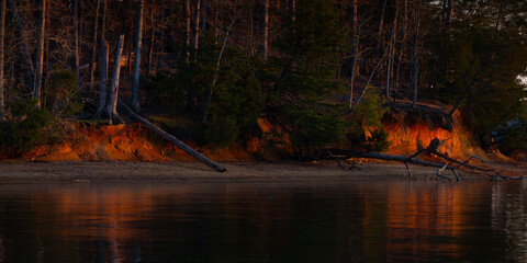 Plexiglas schilderij Reflectie Gouden licht op kleilandschap meer  © Darren Koobs
