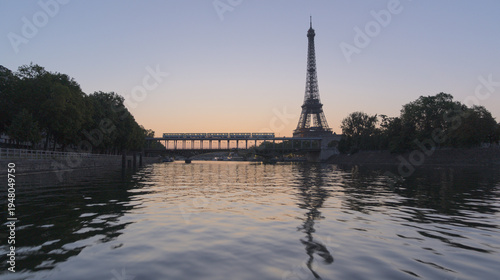 Tableau sur toile La Seine and the Eiffel tower at dawn