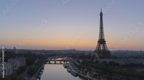 Schilderij op canvas La Seine and the Eiffel tower at dawn