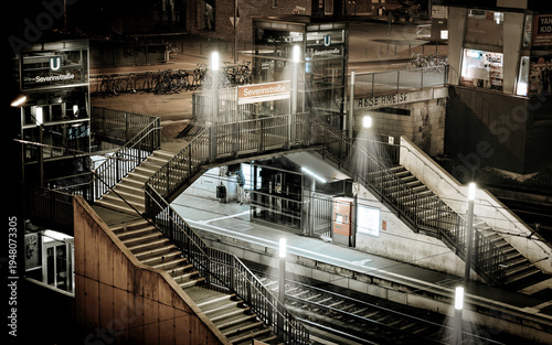 Cuadro en lienzo Der letzte Passagier an der S-Bahn