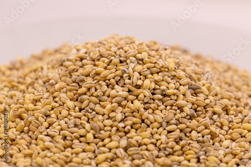 Foto Pearl barley grains textured background