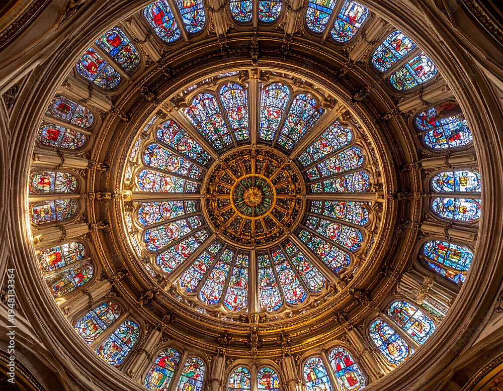 Obraz premium Ornate Circular Stained Glass Dome Ceiling