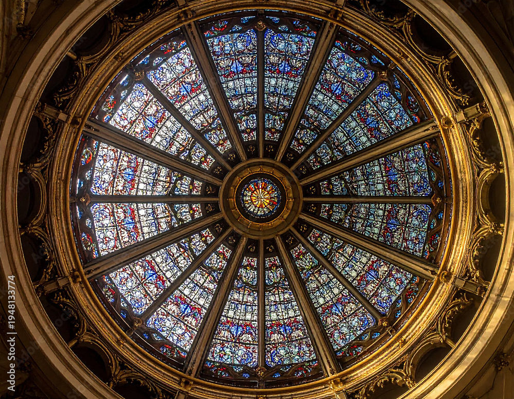 Obraz premium Ornate Circular Stained Glass Dome Ceiling
