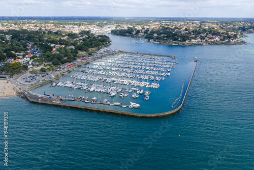 Canvas Print Beach and marina of Pornic in France with yachts