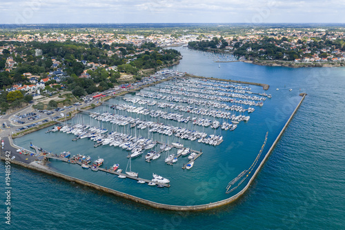 Canvas Print Beach and marina of Pornic in France with yachts