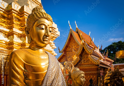 Foto Chiang Mai, Thailand – Golden Buddha statues at Wat Phra That Doi Suthep Temple, the most famous temple in Chiang Mai