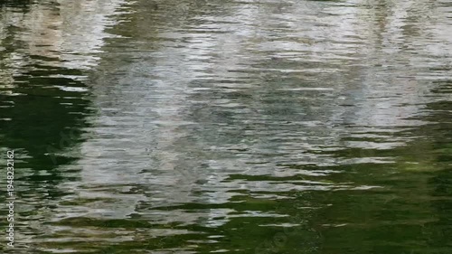 清流の水面の揺らぎ3