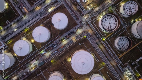 Foto Aerial view industrial storage tank oil and gas chemical, Global fuel supply oil and gas, Industrial oil and gas storage tank farm facility energy reserve infrastructure fuel supply chain at night
