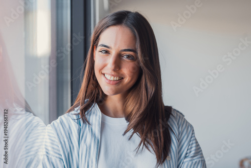 Schilderij op canvas Head shot portrait confident positive woman with healthy toothy smile looking at