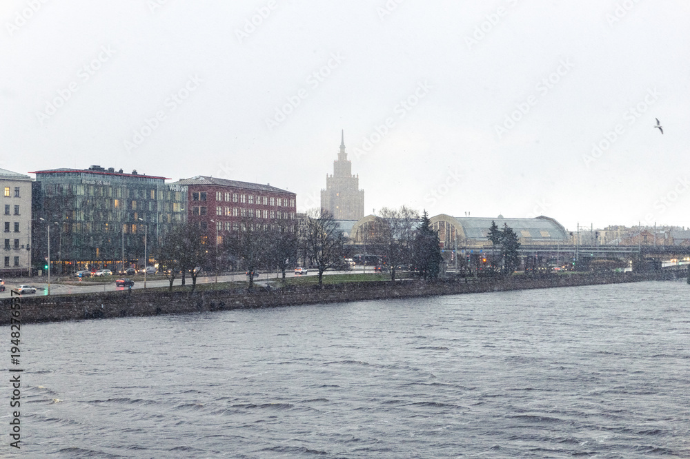 Obraz premium Riga, Latvia, 12.29.2025: Riga during a gloomy winter day