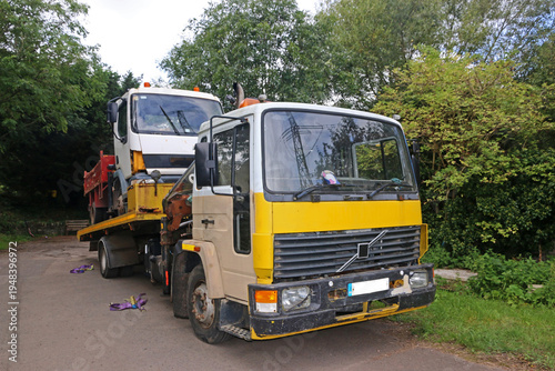 Wallpaper Mural Recovery truck towing a truck Torontodigital.ca