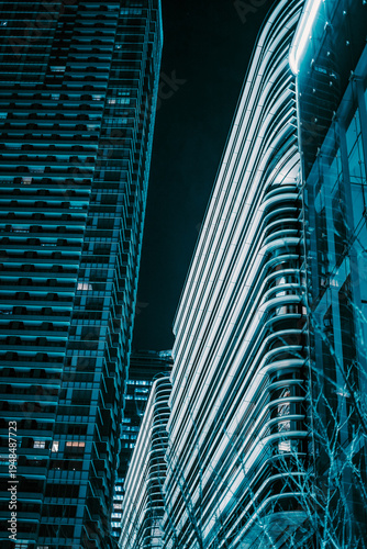 青いビル群の夜景（麻布台ヒルズ）