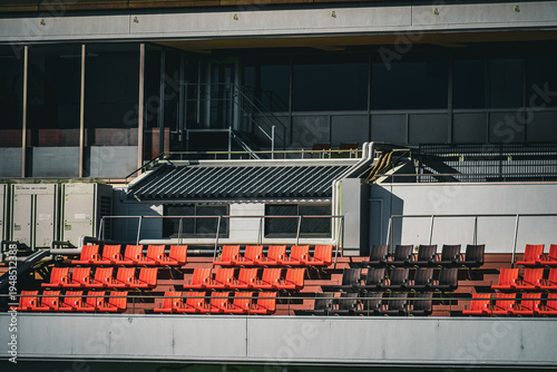 スタンドの赤い座席