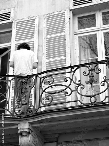 man a la fenêtre 