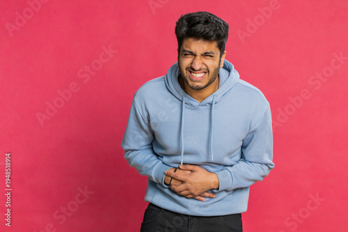 Foto Indian man feeling sudden strong abdominal stomach ache, gastritis problem