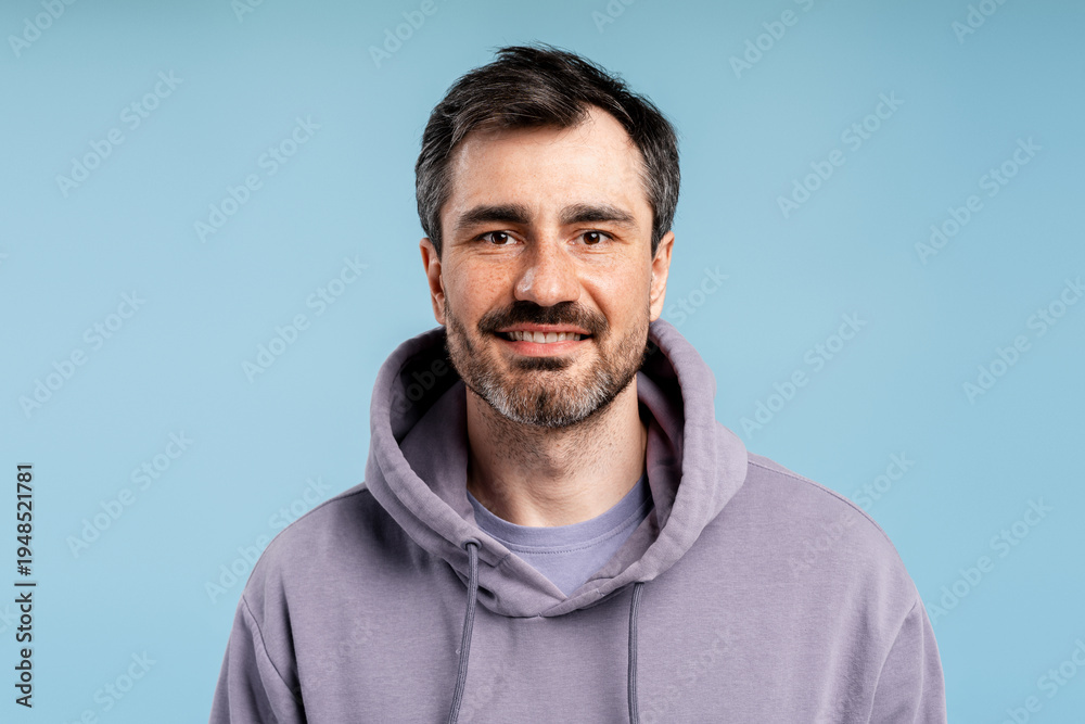 Obraz premium Handsome natural man smiling, looking at camera in a casual hoodie