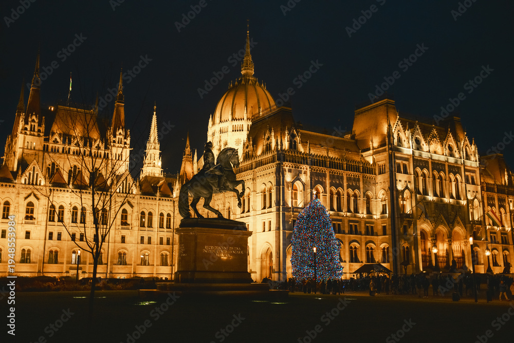 Fototapeta premium Budapest Parliament Glowing At Night