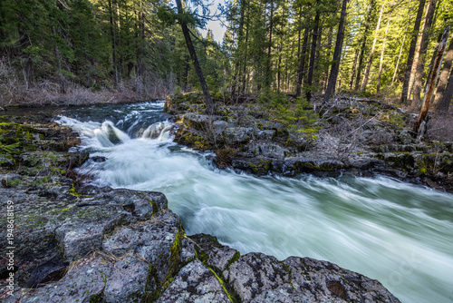 Fotografija Rogue River above Union Creek, Oregon rushes over jagged stones