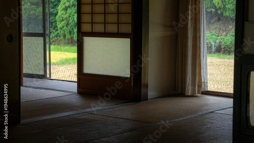Foto Traditional Japanese entrance with open sliding door and tatami