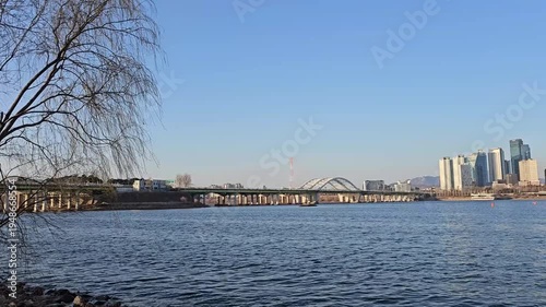 당산동 선유도 근처 한강과 서울 도심 풍경을 왼쪽에서 오른쪽으로 이동하며 촬영한 영상