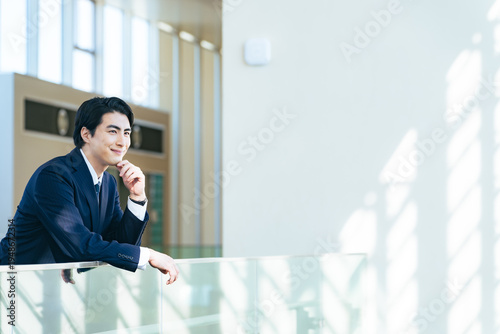 ビジネス、ビジネスパーソン、男性、日本人、笑顔、期待、希望、考える、転職、目標、検討、想像、発想、プロジェクト、計画、将来、夢、ポジティブ、挑戦、チャレンジ、キャリア、人材、広告、コピースペース、スーツ、会社員、サラリーマン、ビル、オフィス、仕事、職場、予測、自己啓発、未来、進路、マネジメント、ゼネコン、デベロッパー、経営、起業、企業、採用、求人、楽しみ、若い、ビジネスマン、自信、人物、サクセス、