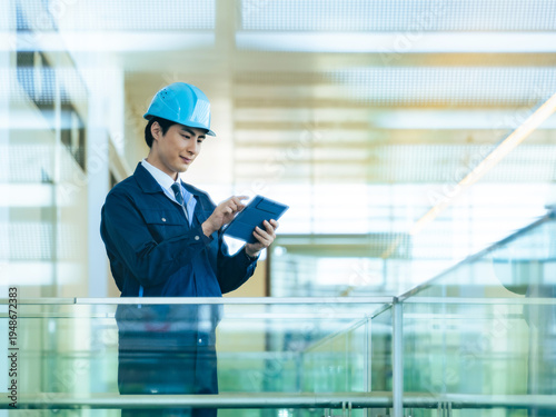 建設、作業員、点検、メンテナンス、安全、ヘルメット、チェック、確認、男性、日本人、ビルメン、ゼネコン、工務店、DX、IIoT、エンジニア、設計、検査、工事、耐震、タブレット、仕事、作業服、ビル、建物、建築士、設計士、内装、解体、技術者、IT、開発、データ、見学、訪問、注文、オフィス、人材、工場、製造業、システム、物流、産業、修理、査定、見積もり、デベロッパー、業者、インフラ、人物