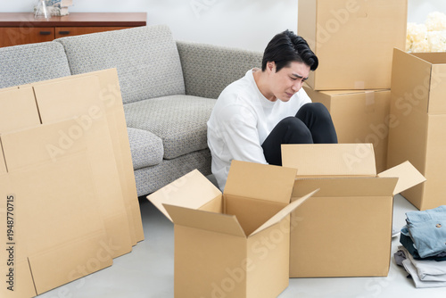 引越しの荷造りが終わらない男性（段ボール・片付け・整理）