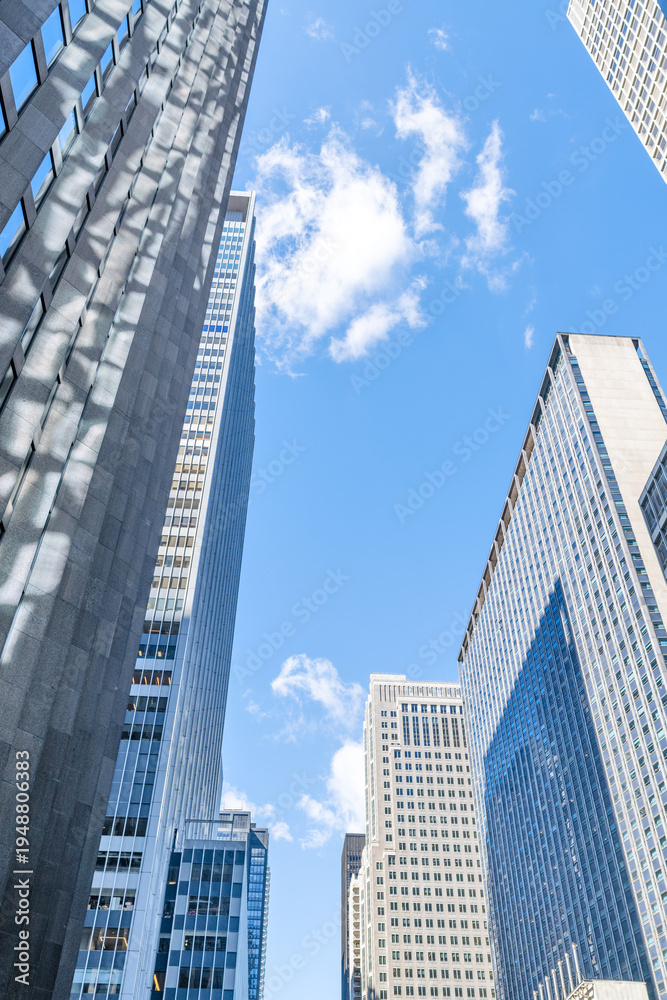 Obraz premium Looking up At New York kCity Skyscrappers