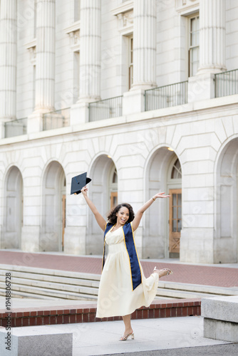 Foto Joyful Berkeley Graduate Celebrating in Front of Campus Arches