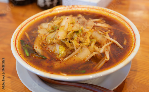 辛そうだけど美味しいラーメンを食べる