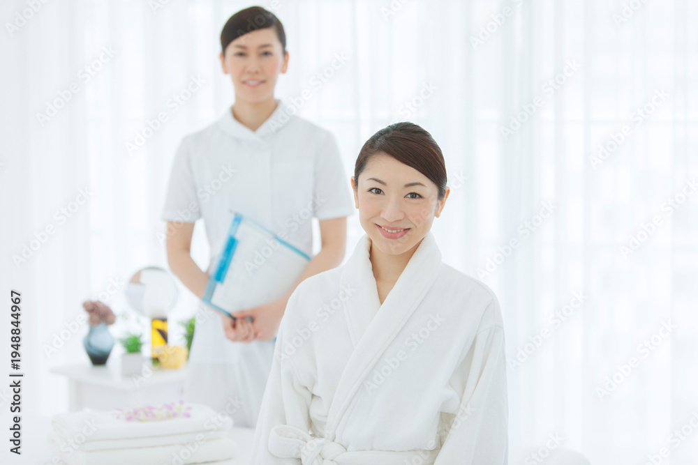Obraz premium エステシャンとバスローブ姿の女性