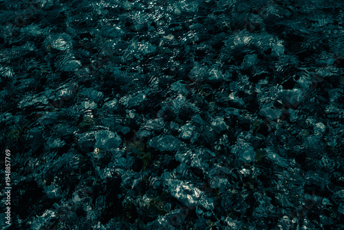 Billede på lærred Dark pebble refraction with copy space