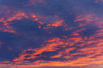Plexiglas schilderij Reflectie Dramatische zonsondergang boven weidse horizon  © Anton