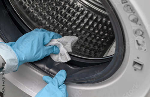 Clean the washing machine drum, wipe the rubber collar in the washing machine with a cloth
