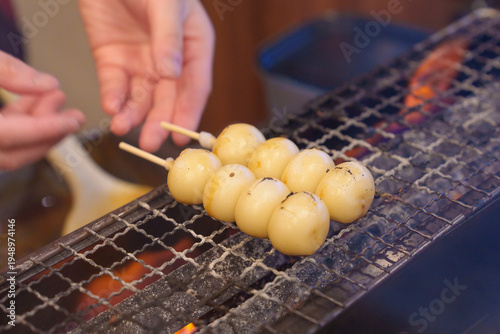 店頭で焼かれている串団子
