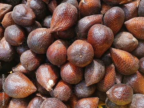Tableau sur toile Pile of Salak fruit (Salacca zalacca) in the supermarket, a fruit with a distinctive sweet taste and slightly astringent but crunchy