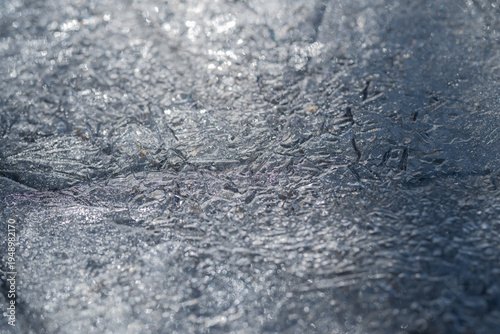 Foto Reflection of tranquil winter ice with subtle scratch marks and bluish glow