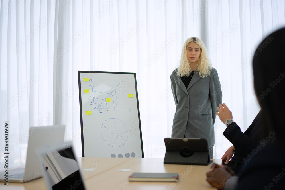 Obraz premium The white collar workers are meeting at a meeting room.