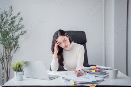 Φωτογραφία Businesswoman experiencing immense stress and a severe headache from overwhelmin