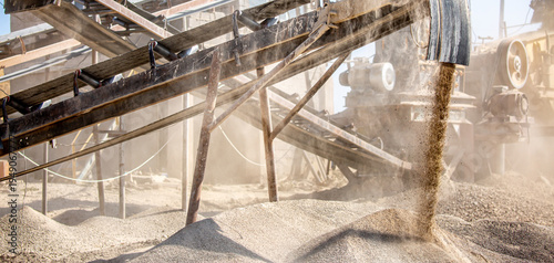 Bilde på lerret Vibrating screen stone crusher in operation